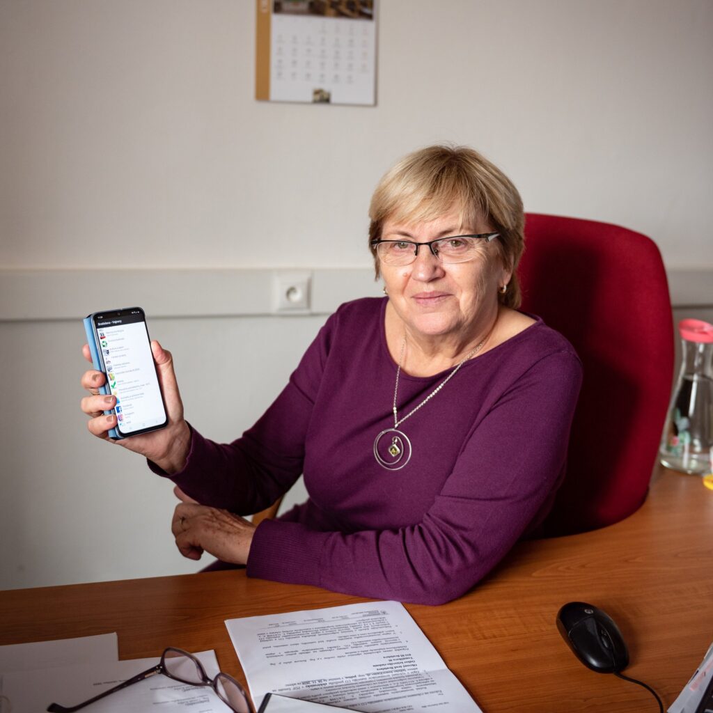 Senior používa mobilnú aplikáciu na sledovanie zdravia.