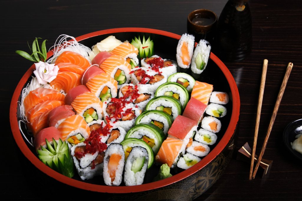 Pestrý tanier so suši, ktoré je typické pre japonské stravovanie.