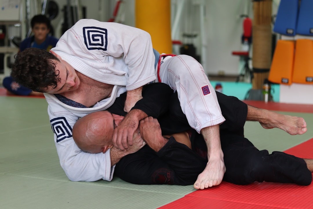 Súboj dvoch džudistov na tatami v telocvični.